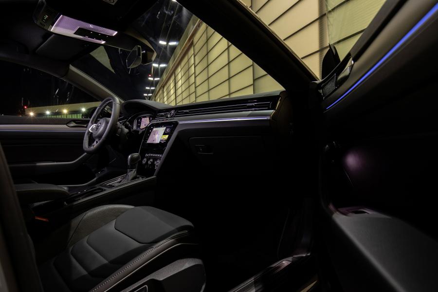 Интерьер Volkswagen Arteon 4Motion R-Line Edition 2020 года  (фото 20 из 20)